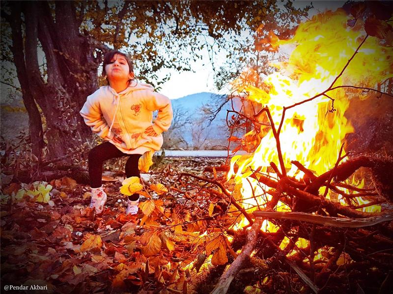هنر عکاسی دود و آتش Pendar Akbari جااانم ژستشو . خواهرزاده 6 ساله من وقتی با موضوع آتیش عکس میگیره