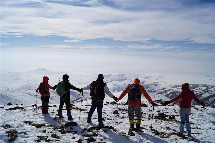 هنر عکاسی برف farhad-z1979 کوهنوردان بر فراز قله ککیللی قیه مهربان استان آذربایجان شرقی