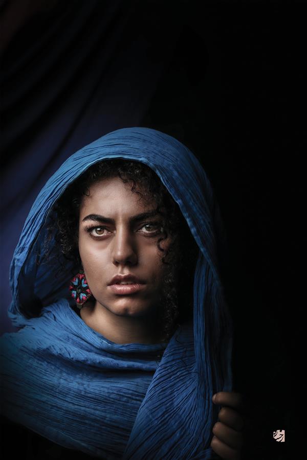 هنر عکاسی محفل عکاسی رخساره شجاع الدین نام اثر: نگاهش ساده و تنهاست . از مجموعه #شالهای_رنگی