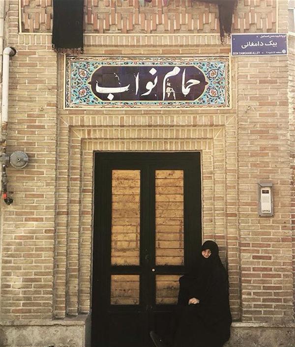 هنر عکاسی محفل عکاسی Azanazi این جا در خیابان نواب در کنار کوچه قدیمی و خاک خورده نواب هنوز بوی قدیم میاد که نمره (شماره)میگرفتی و منتظر میماندی تا نوبت فرا برسد