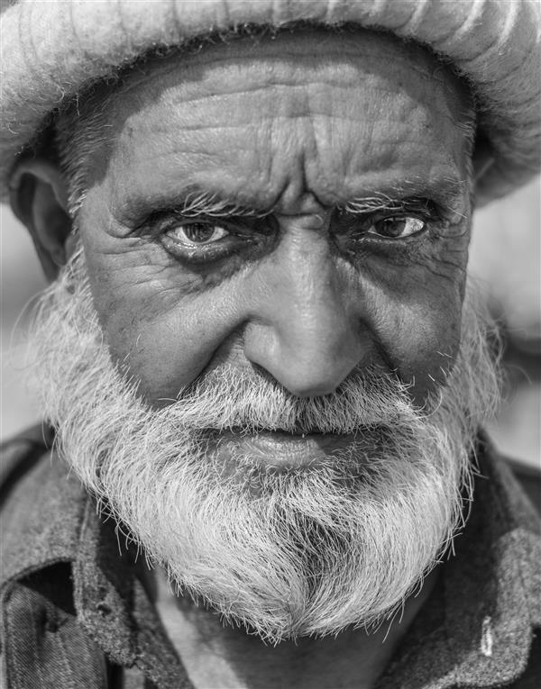 هنر عکاسی محفل عکاسی fares moghadam این تصویر مربوط به یک زائر پاکستانی است که از پاکستان تا کربلا برای زیارت راهی شده و در مرز شلمچه از او عکاسی کردم