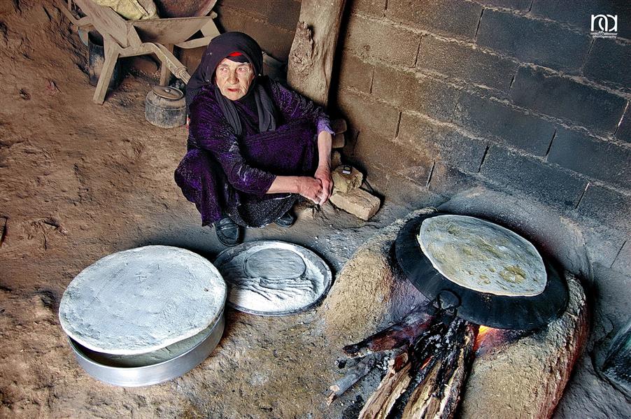 هنر عکاسی محفل عکاسی nader akbarpour(mezgana) پخت نان محلی یکی از سنت های دیرینه است که همچنان در برخی روستاهای استان لرستان انجام می شود.