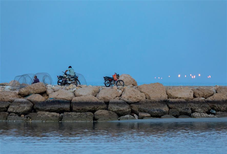 هنر عکاسی محفل عکاسی محسن فروغی فر آماده کردن گرگور جهت صید ماهی. بندر دیر.