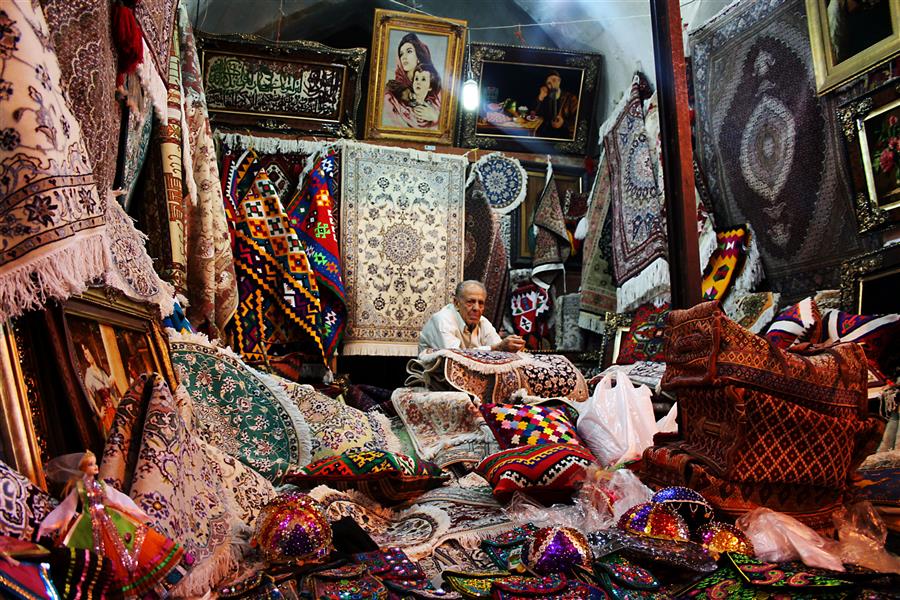 هنر عکاسی محفل عکاسی Royaabbasi  بازی رنگ ها در بازار سر پوشیده اصفهان
