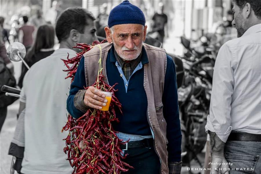 هنر عکاسی محفل عکاسی بهنام خوش باطن #مستند #پیرمرد #فقر #دست‌فروش