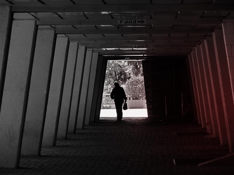 هنر عکاسی محفل عکاسی اردلان عزیزی راد نام اثر: مردی در تاریکی و نور