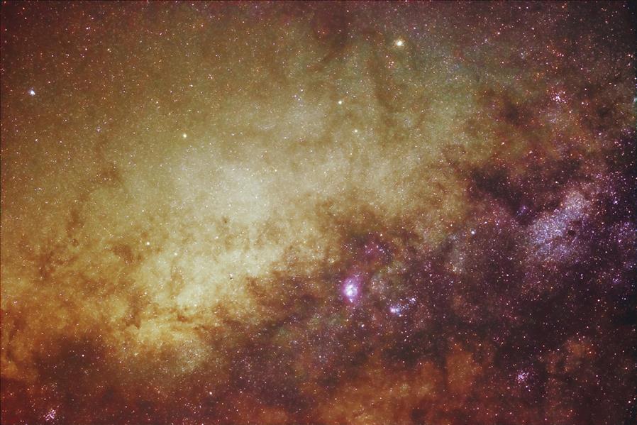 هنر عکاسی محفل عکاسی Pendar Akbari صورت فلکی قوس یا کمان بخشی از کهکشان راه شیریست که سیاهچاله مرکز راه شیری در عمق آن قرار دارد.عمقی به فصله سی هزار سال نوری

عکاسی با لنز ۵۰ میلی متر سیگما آرت
سونی آلفا ۶۵۰۰
۳۰ شات عکس
