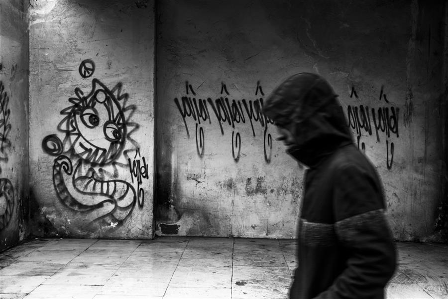 هنر عکاسی محفل عکاسی aradhossinzadeh  گرافیتی شهری نظاره گر عبور آدم ها