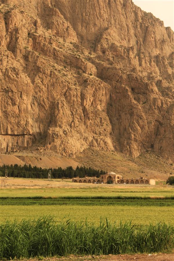 هنر عکاسی محفل عکاسی پیمان رشادی دیواره #کوه_بیستون و #کاروانسرای_شاه_عباسی