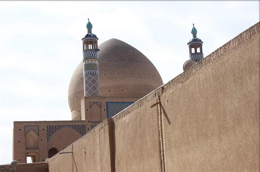 هنر عکاسی محفل عکاسی احمد بیاتی این مجموعه آثار با عنوان «نگاه نو» غالباً از آثاری تشکیل شده که هنرمند زیبایی‌های بناهای ساختمانی بومی و معماری کهن ایرانی اسلامی را به تصویر کشیده است که هر بیننده‌ای را که به معماری کهن علاقه‌مند باشد ساعت‌ها مجذوب تماشا می‌کند.

نام این اثر : تابلو عکس اسلام در نگاه نو 2