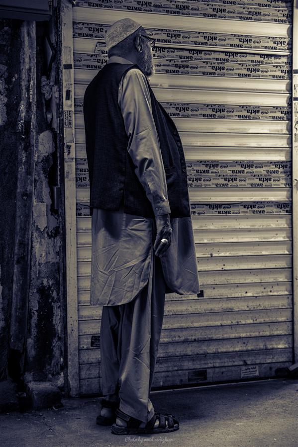 هنر عکاسی محفل عکاسی امید صدیقیان #تنهایی#ترس#وحشت#بازار#پیرمرد
