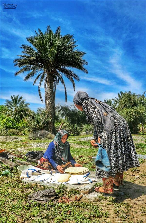 هنر عکاسی محفل عکاسی صبریه خراسانی پختن نان محلی در روستای فاریاب از توابع استان کرمان