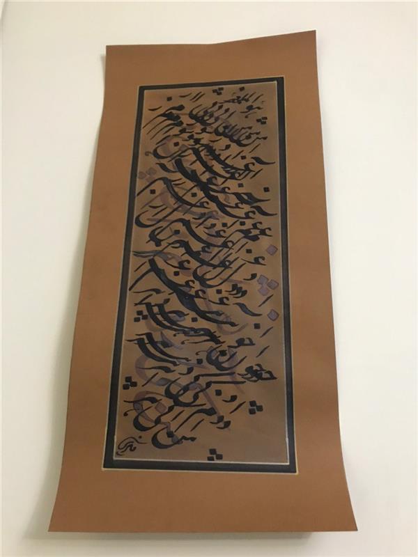 هنر خوشنویسی محفل خوشنویسی مشیری ابعاد ۷۰ * ۳۴
من کی آزاد شوم از غم دل چون هر دم
زمینه سیا کنته
از دو مرکب استفاده شده است