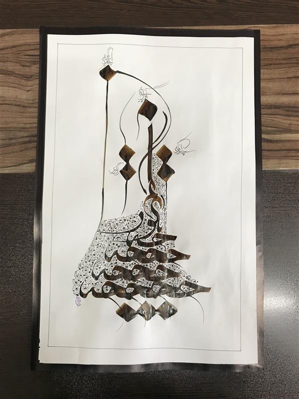 هنر خوشنویسی محفل خوشنویسی مشیری مقوای گلاسه نازک پوستی با مرکب قهو ای مطلب « از چه بگویم » را تحریر شده است زمینه تحریر با خودنویس تزیین شده است . تاریخ تحریر ۴۰۰/۱۲/۲۱ - مشیری