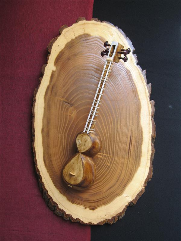 هنر سایر محفل سایر هنر ها علی اصغر خادمی عراقی نام اثر : ساز عشق    چوب کاسه ساز افرا  چوب دسته ساز گردو  وچوب صفحه توت  به ابعاد 25*40