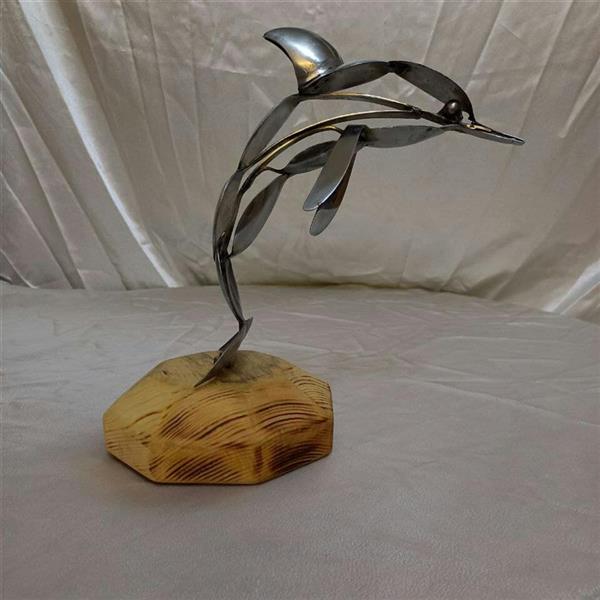 هنر سایر محفل سایر هنر ها فاتح ابطحی دلفین قاشقی.قاشق های استیل با سکوی چوب روس
#مجسمه #دکوری #فلزی