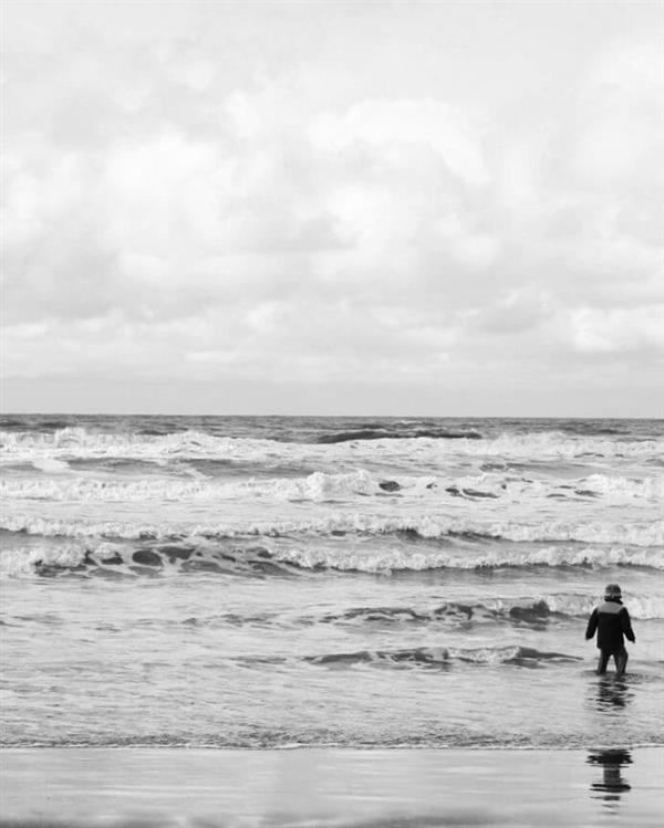 هنر عکاسی عکاسی مینیمال saleh-esm نام اثر: روزهای شمالی
در سبک مینیمال، در فضایی متناقص (کودک و دریا)