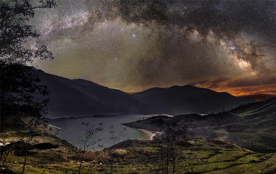 هنر عکاسی عکاسی در شب shahriar در این عکس کمان کهکشان راه شیری بر فراز سد لتیان می باشد.