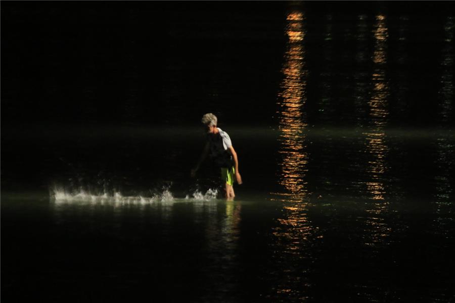 هنر عکاسی عکاسی در شب  Babak Mansourian ماهیگیر تور خود را به آب می اندازد.