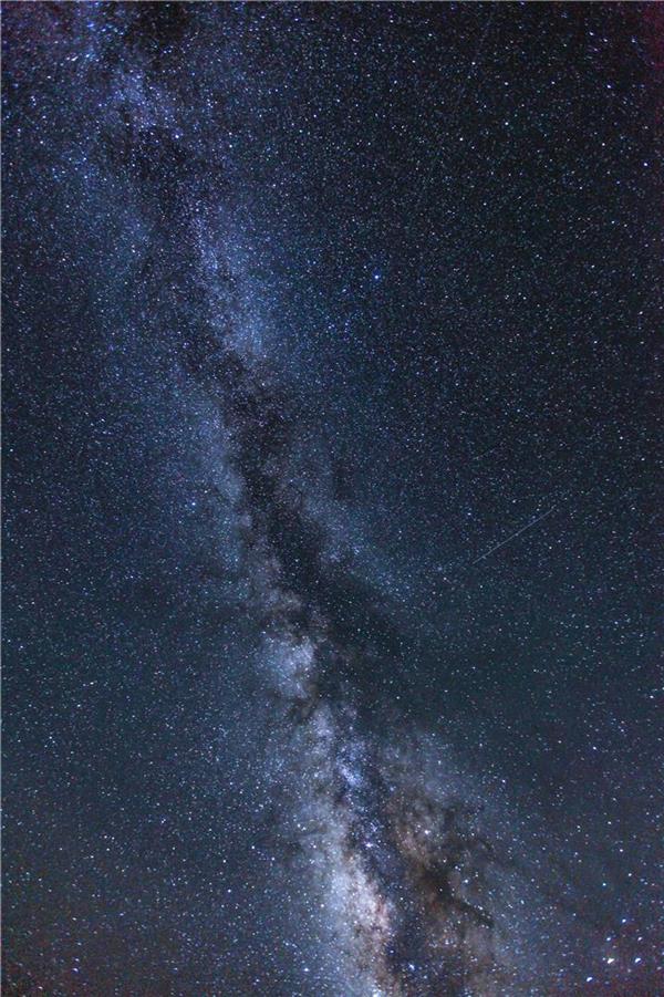 هنر عکاسی عکاسی در شب محمد صادق سمندی زاده این اثر (رد کهکشان راه شیری) با تکنیک (لانگ اکسپوژر)در ارتفاعات فیلبند استان مازندران ثبت گردیده و توسط 1 شات 30 ثانیه با ایزو 3200 به همراه لنز 16-35 با عدد دیاف:2.8 گرفته شده