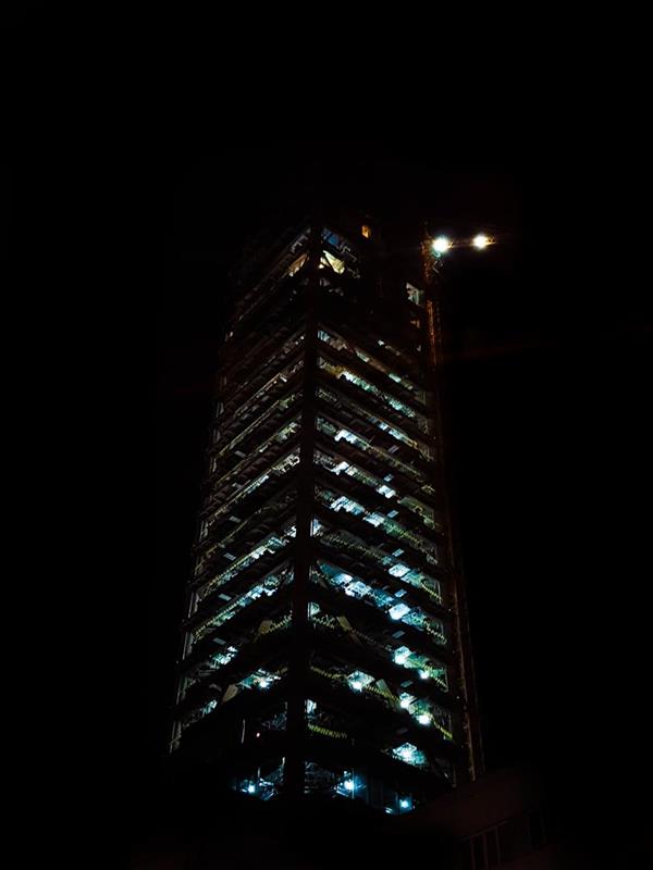 هنر عکاسی عکاسی در شب Masoud razeghi ساختمانی در میان تاریکی
