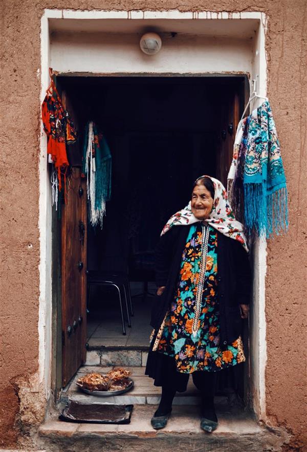 هنر عکاسی عکاسی فرهنگ ایرانی daaaniiaaal پیرزنی در روستای ابیانه با لباس محلی ابیانه