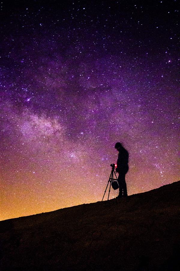 هنر عکاسی عکاسی سیلوئت یا ضد نور مصطفی بشری «#عکاس و #کهکشان»
عکاسی از آسمان شب و کهکشان راه شیری یکی از لذت بخش ترین هنرهاست..
ثبت شده در دشت مسیله و چاپ شده بر روی تخت شاسی (۳ سانت) 50x70 مات
