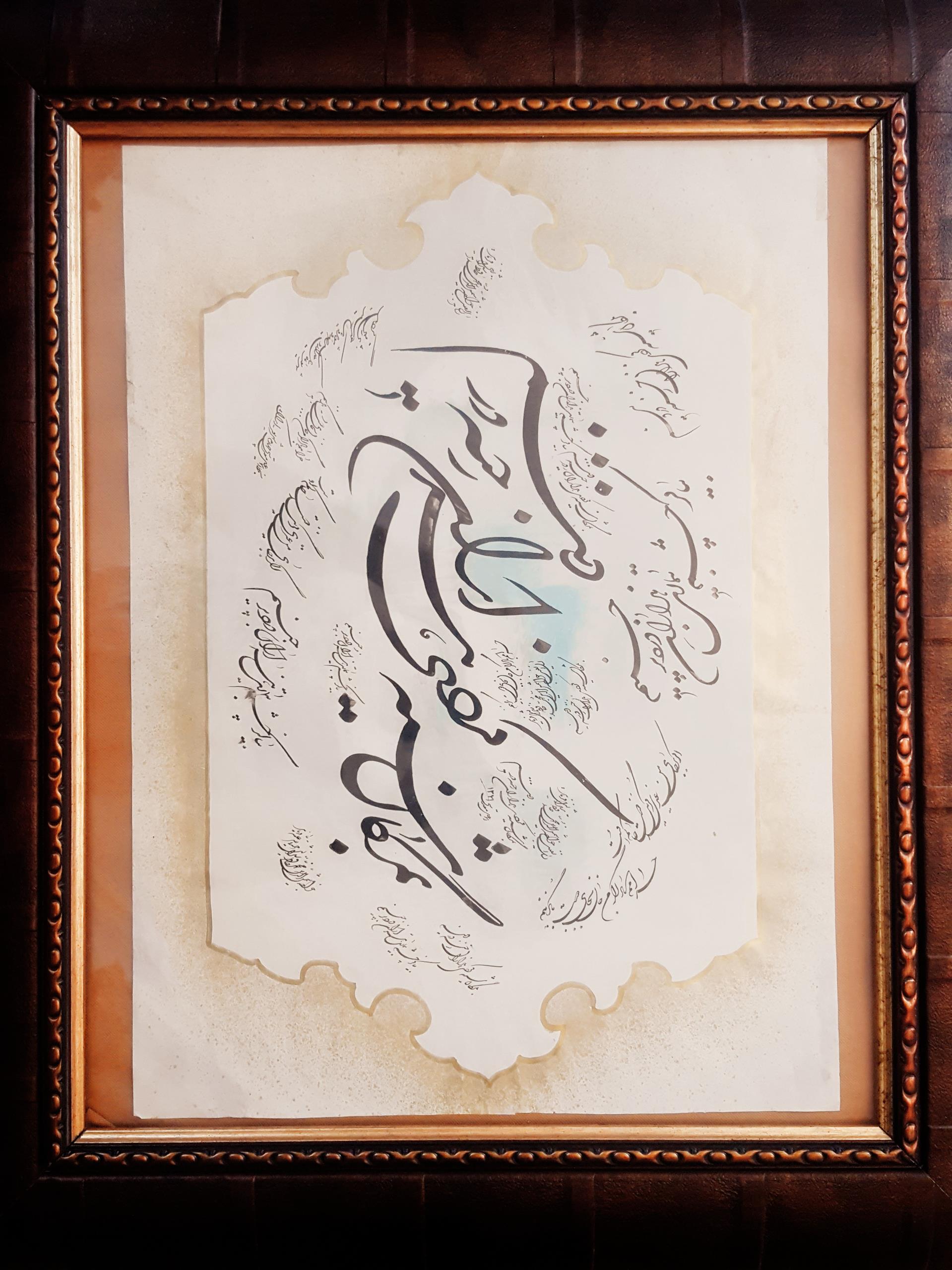 هنر خوشنویسی محفل خوشنویسی اسماعیل مقدسی "به مژگان سیه کردی هزاران رخنه در دینم / بیا کز چشم بیمارت هزاران درد برچینم"
نوع خط: شکسته نستعلیق
نوع مرکب: مرکب مشکی
نوع کاغذ: ابر و باد دست ساز
سال: 1371
#نستعلیق #شکسته_نستعلیق #ابروباد